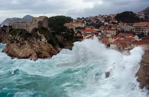 Morska obala (ni)je pomorsko dobro!?